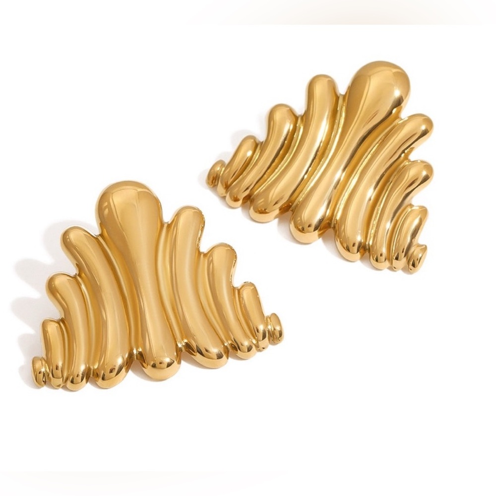 Elegant Gold Wave Earrings - Picture 3 of 4